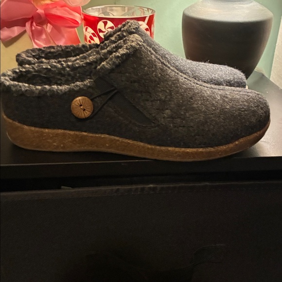 Earth Origins Black and Gray Flats - Picture 2 of 3